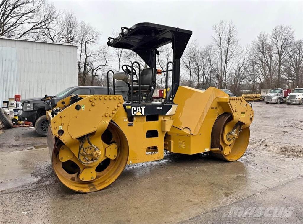 CAT CB64 Грунтові котки