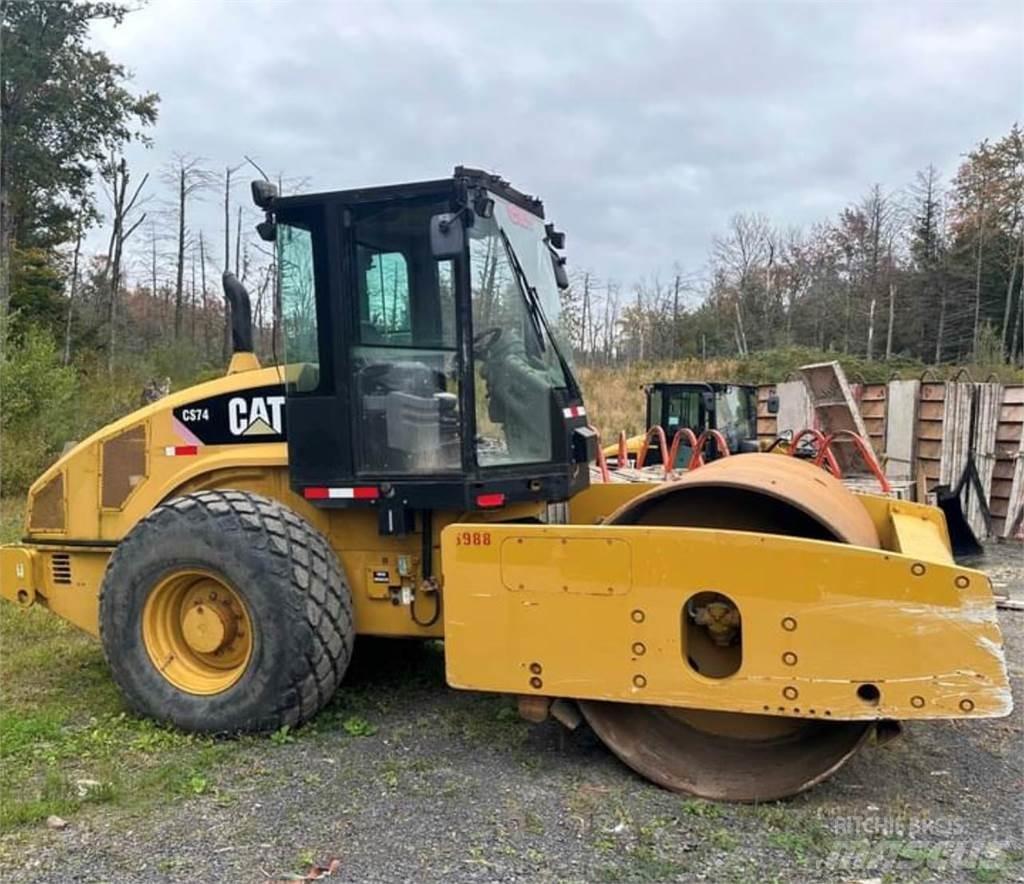 CAT CS74 Грунтові котки