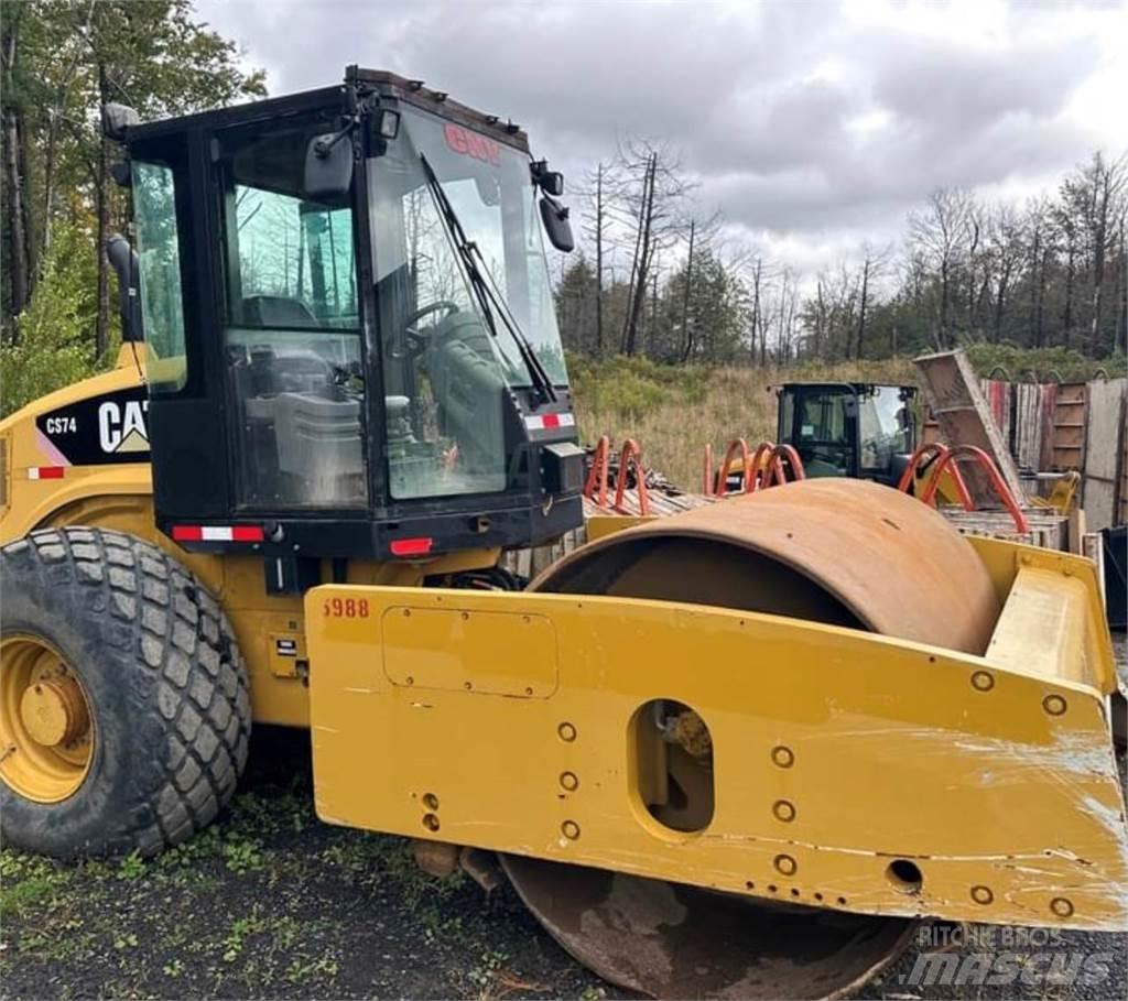 CAT CS74 Грунтові котки