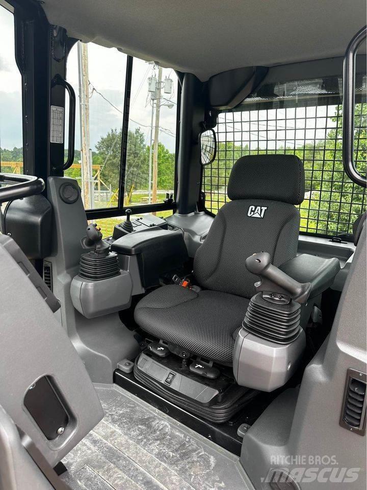 CAT D3 Гусеничні бульдозери