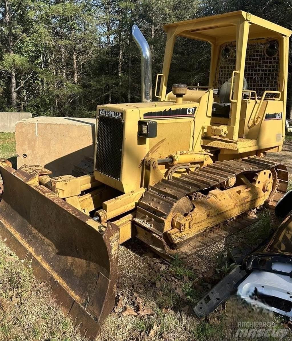 CAT D3B Гусеничні бульдозери