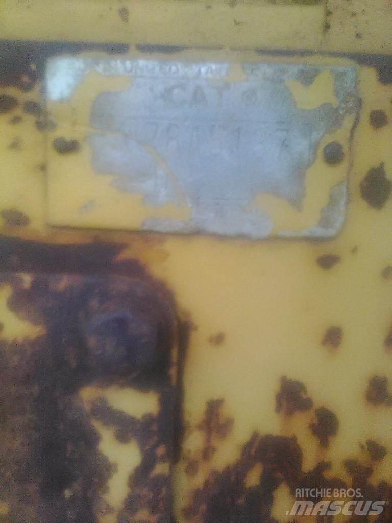 CAT D4D Гусеничні бульдозери