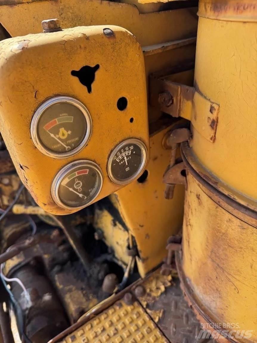 CAT D7 Гусеничні бульдозери