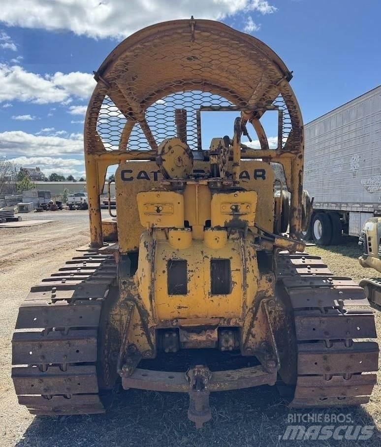 CAT D7 Гусеничні бульдозери