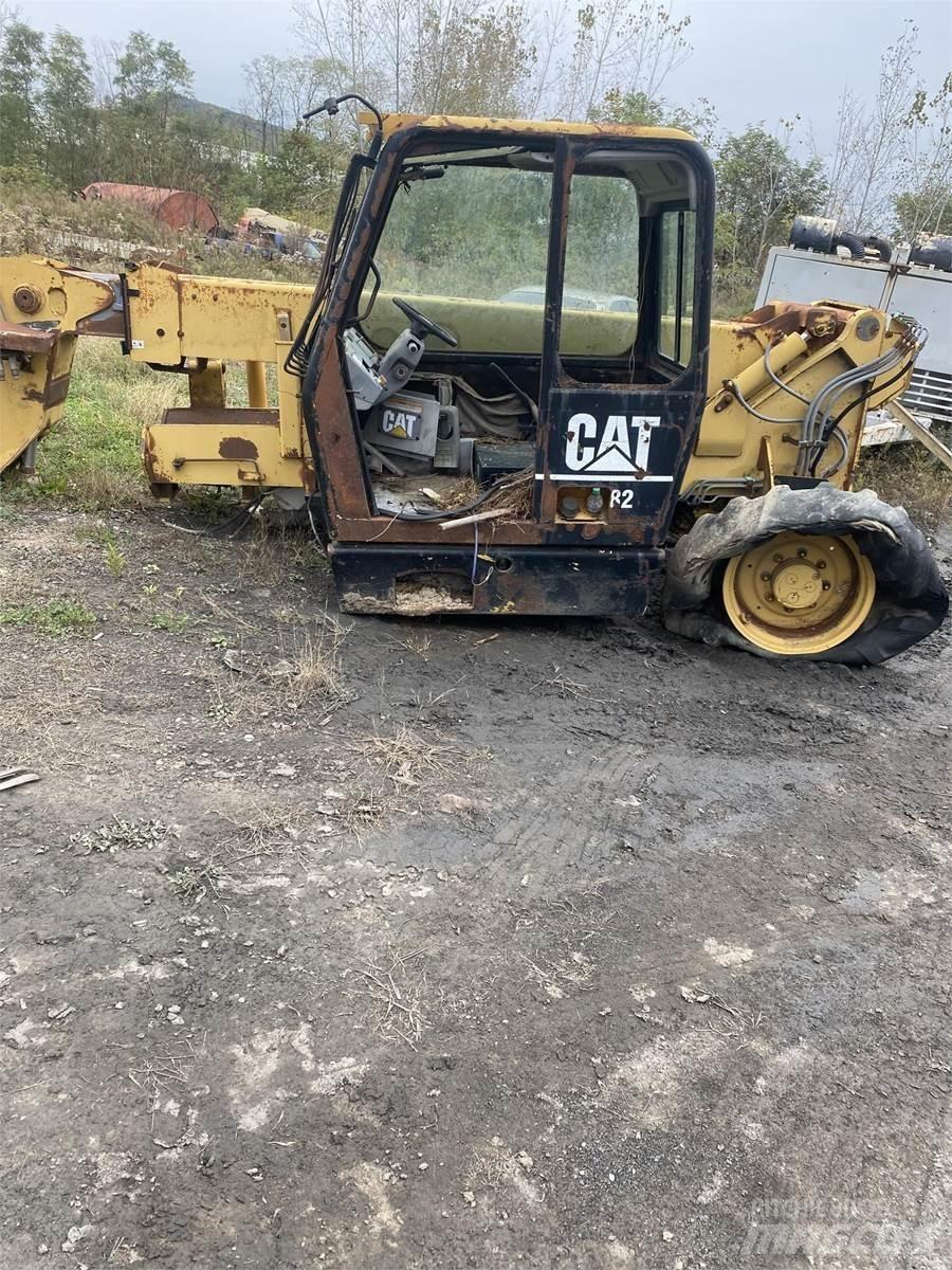 CAT TH82 Телескопічні навантажувачі