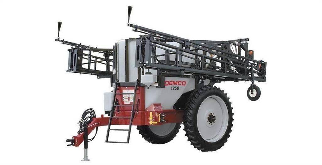 Demco 1250 Причіпні обприскувачі