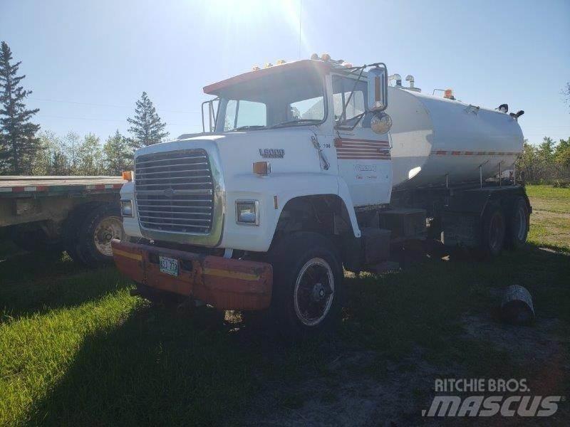 Ford L8000 Вантажівки-цистерни