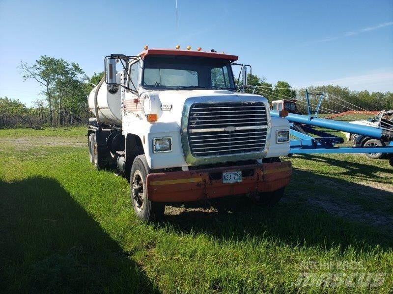 Ford L8000 Вантажівки-цистерни