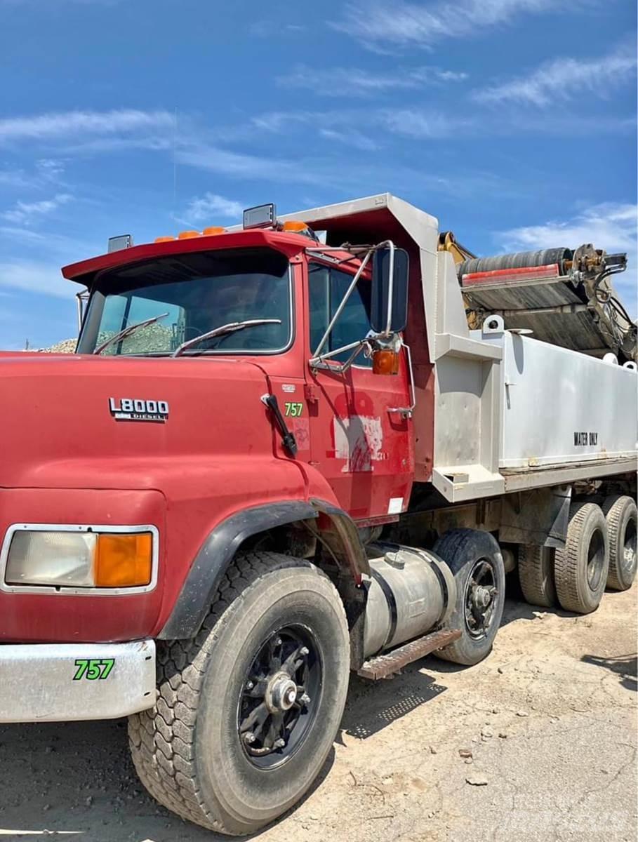 Ford L9000 Вантажівки-цистерни