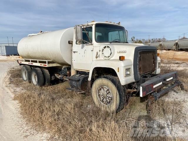 Ford L9000 Вантажівки-цистерни