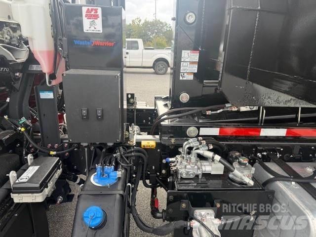 Isuzu FTR Вантажівки з гаковим підйомом