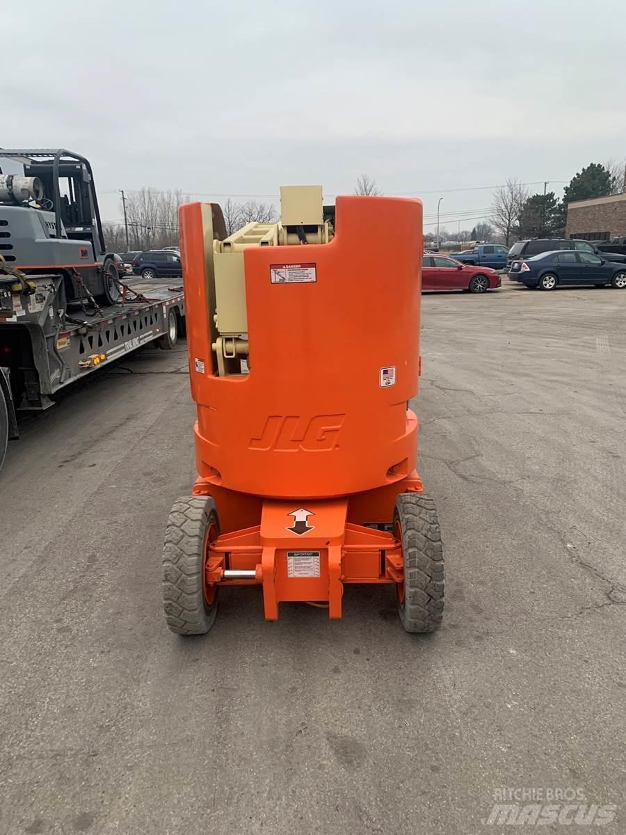 JLG E300AJ Вертикальні щоглові підйомники