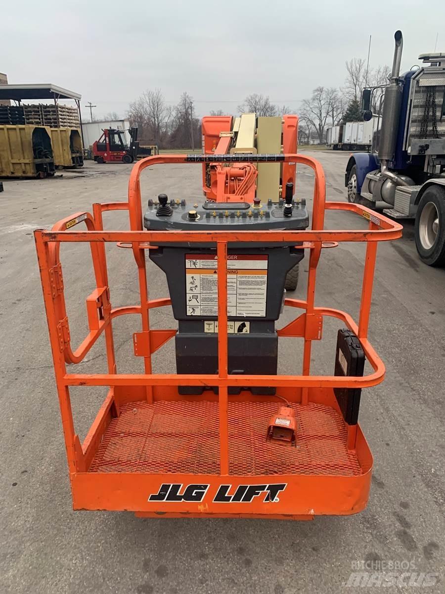 JLG E300AJ Вертикальні щоглові підйомники