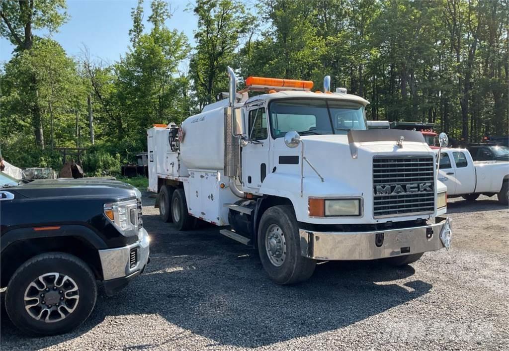 Mack CH613 Вантажівки-цистерни