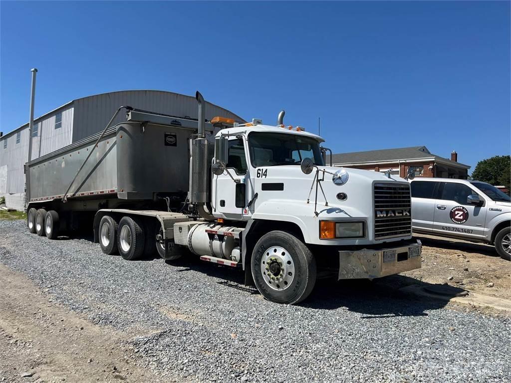 Mack CL733 Вантажівки / спеціальні