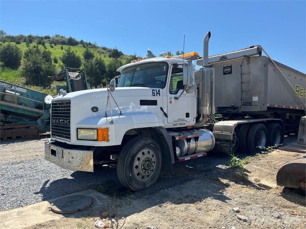 Mack CL733 Вантажівки / спеціальні