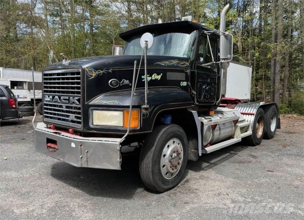 Mack CL733 Тягачі