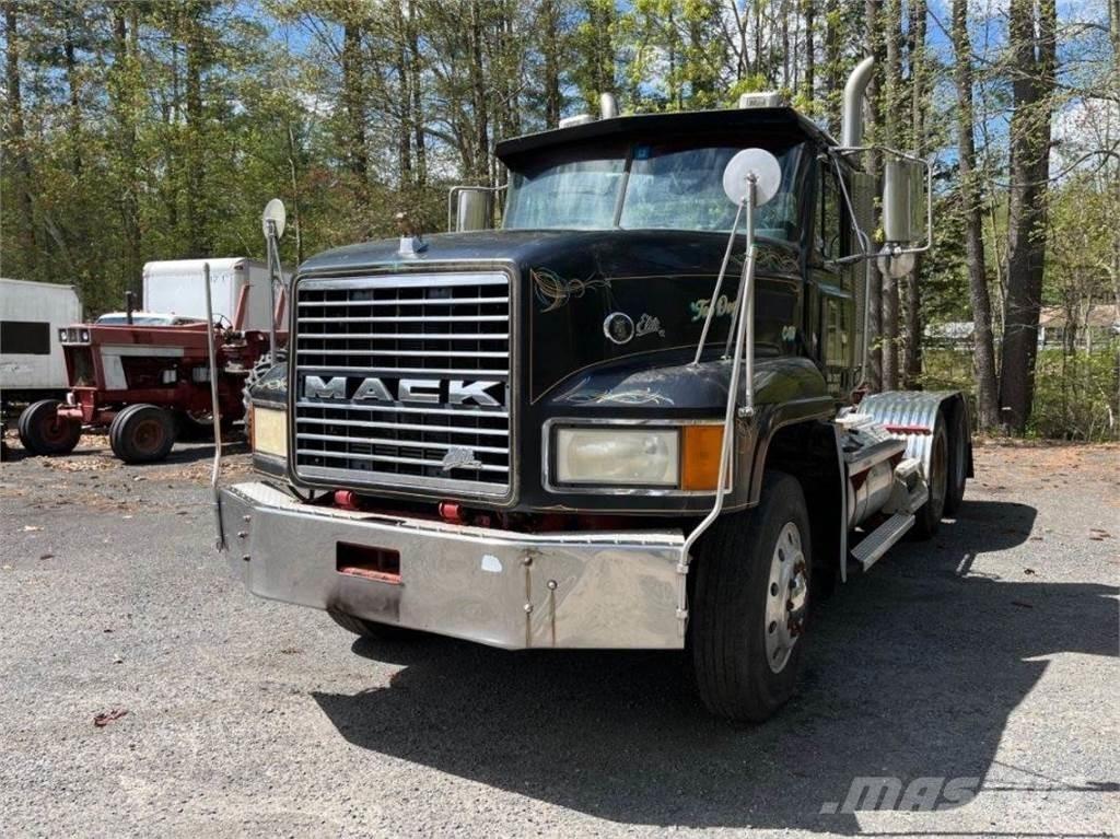 Mack CL733 Тягачі