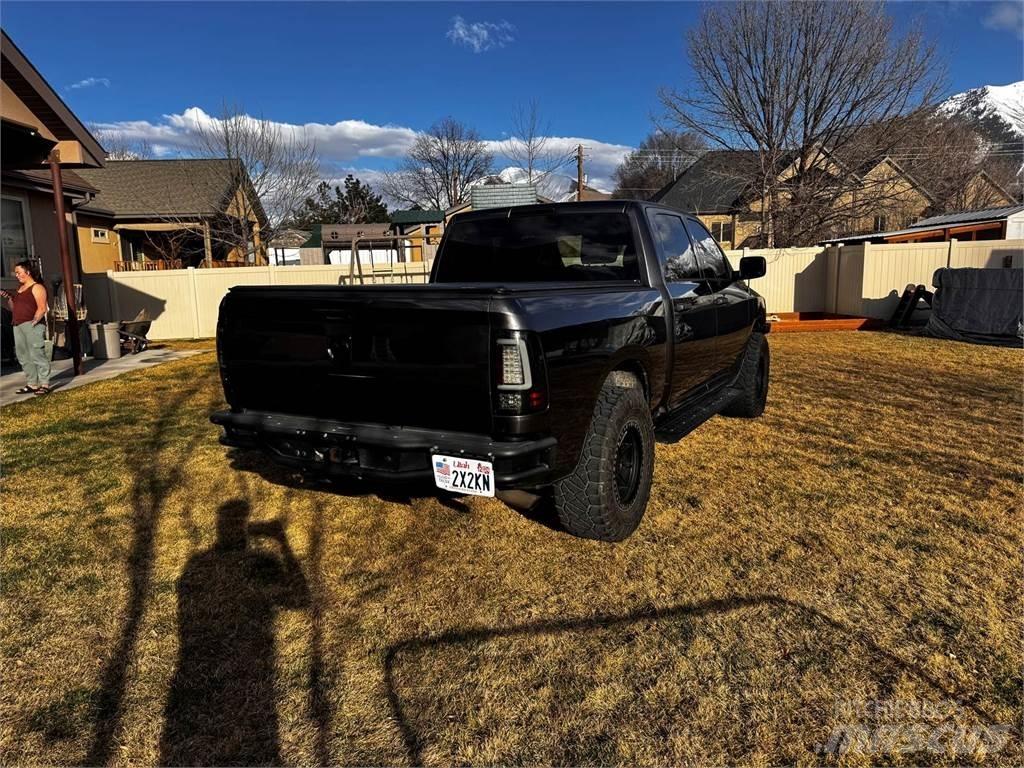 RAM 1500 Пікапи / Бічне розвантаження