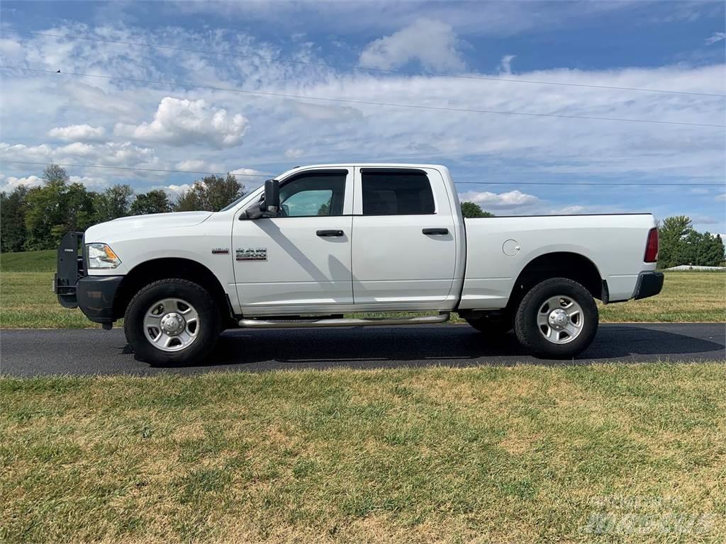 RAM 2500 Пікапи / Бічне розвантаження