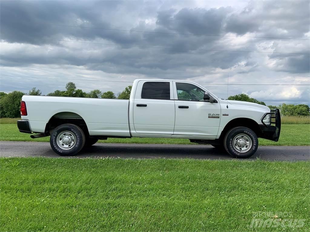 RAM 2500 Пікапи / Бічне розвантаження