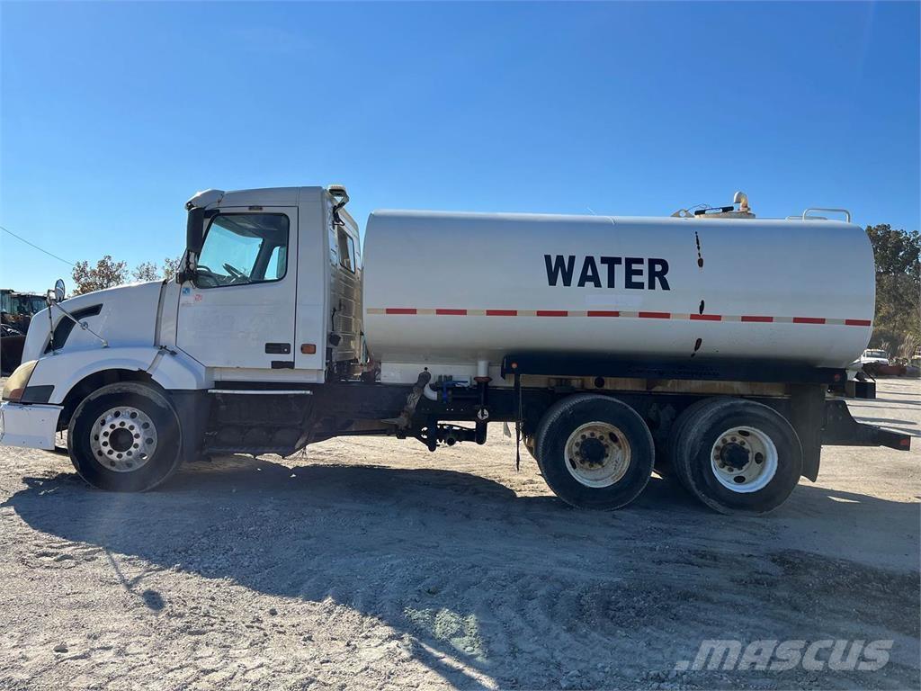 Volvo VNL Вантажівки-цистерни