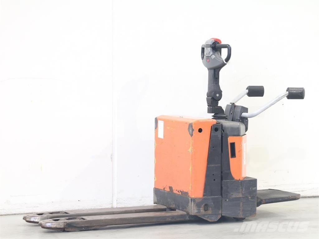 BT LPE200/8 Pedestrian stacker
