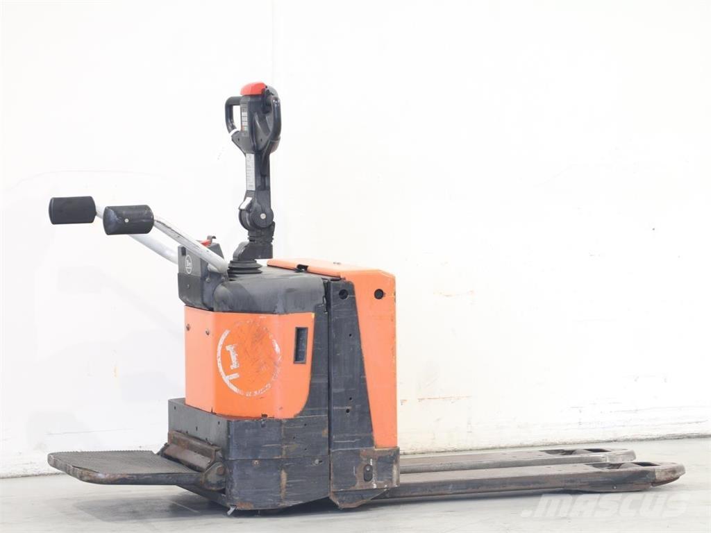 BT LPE200/8 Pedestrian stacker