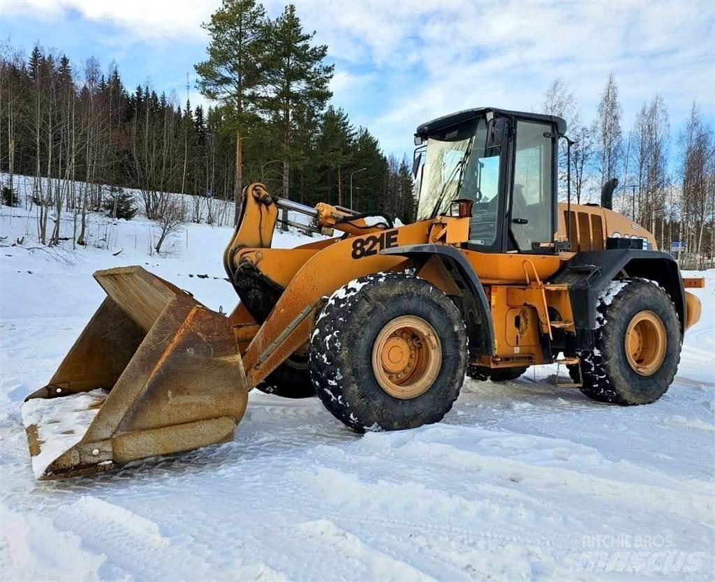 CASE 821E Фронтальні навантажувачі