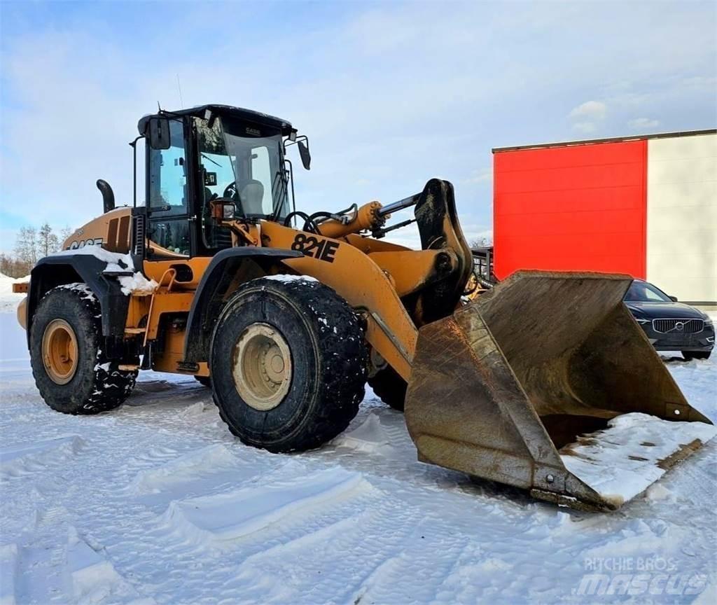 CASE 821E Фронтальні навантажувачі