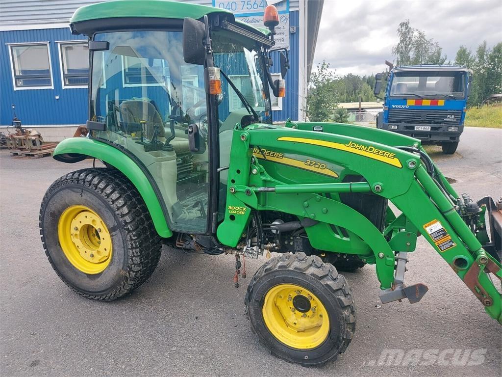 John Deere 3720 Трактори