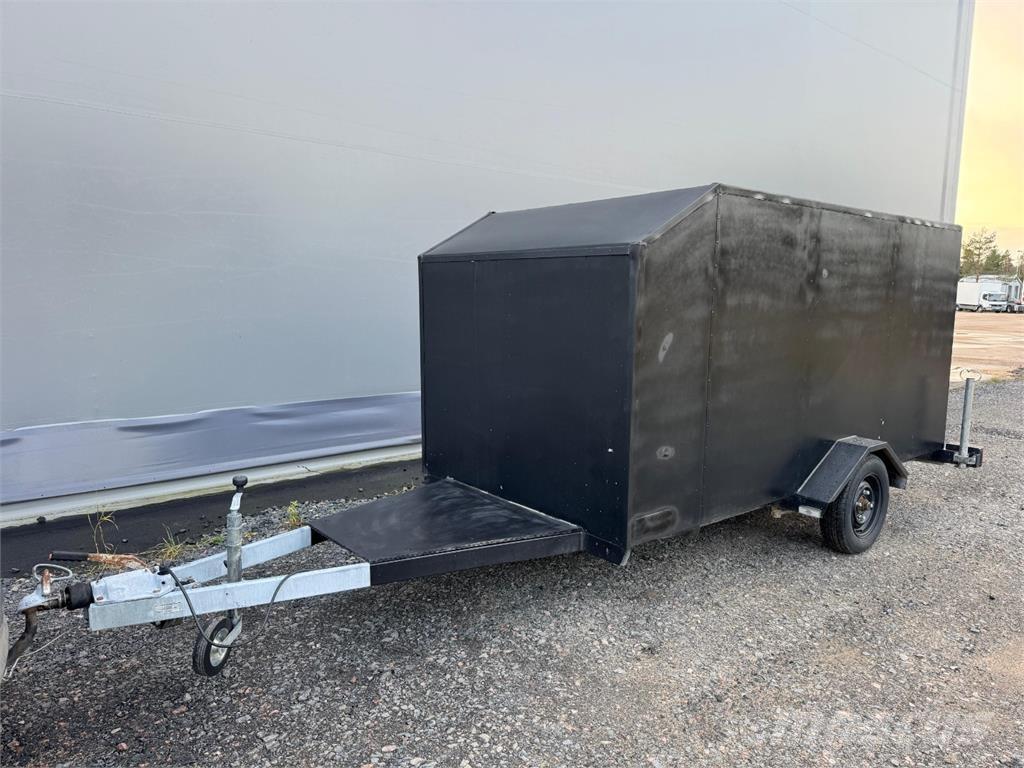  Umpiperäkärry Легкі причепи