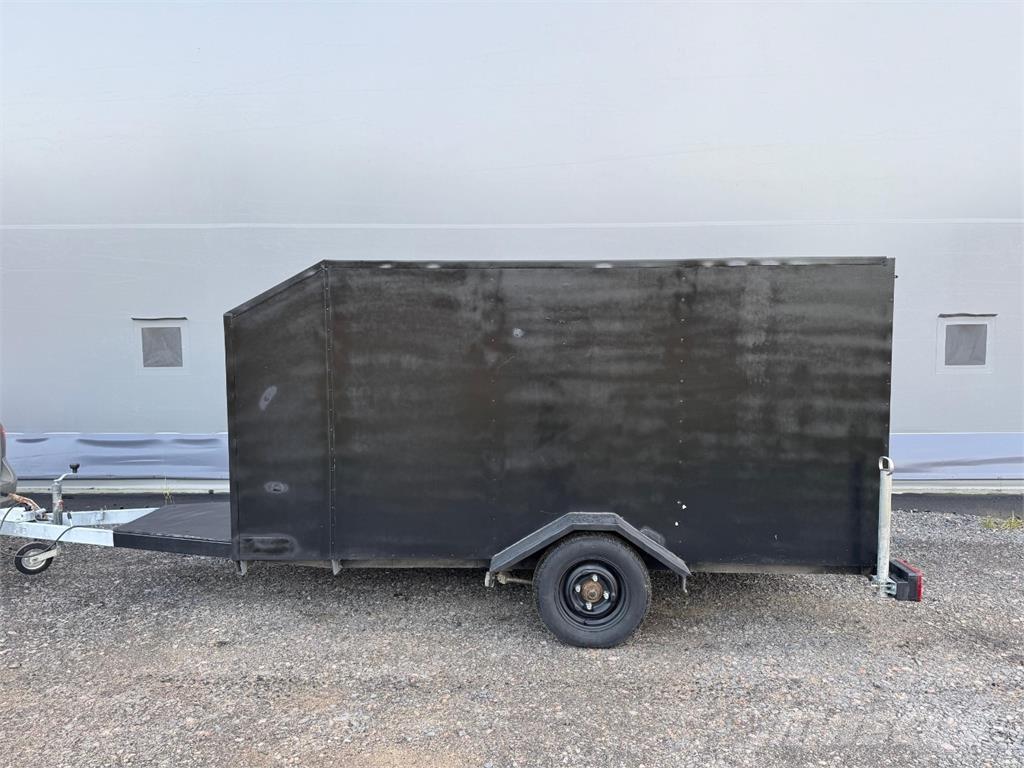  Umpiperäkärry Легкі причепи