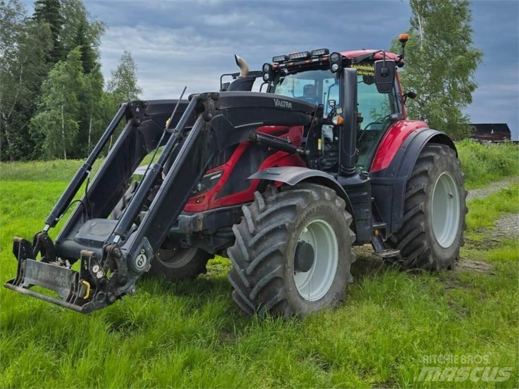 Valtra T144 Versu Трактори