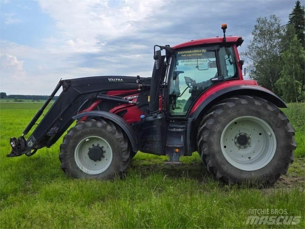 Valtra T144 Versu Трактори