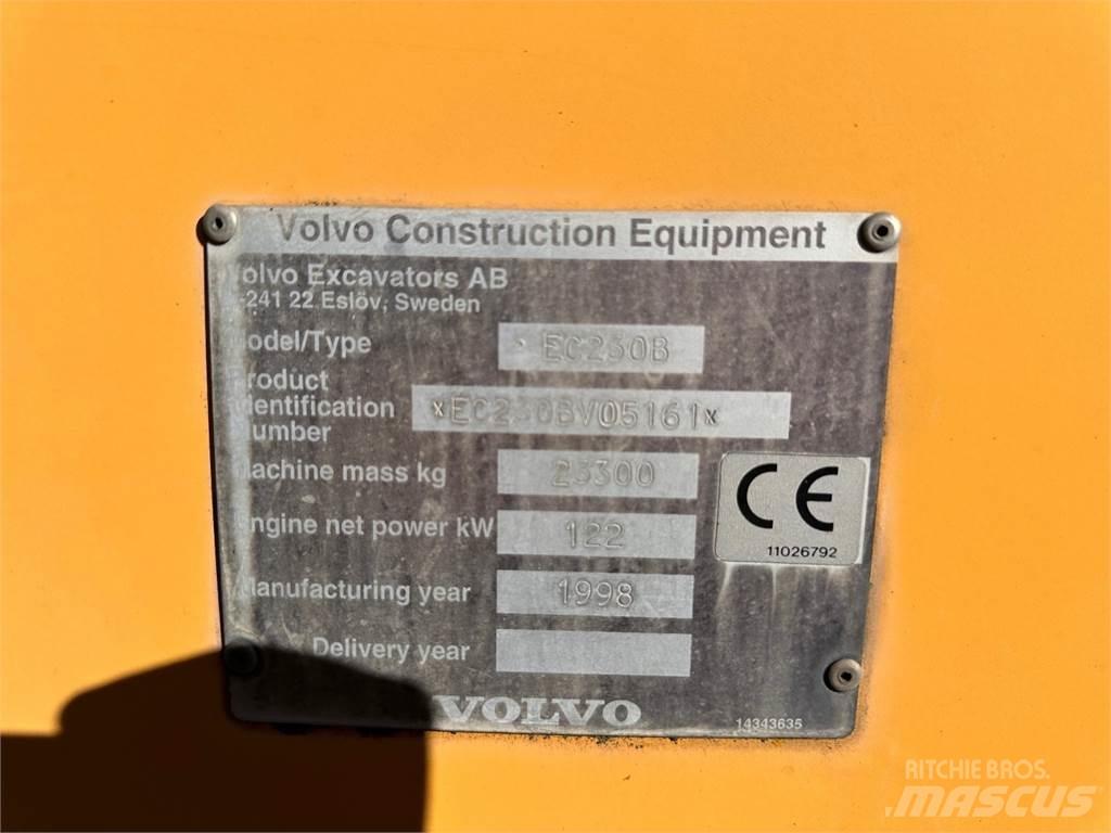 Volvo EC230B Гусеничні екскаватори