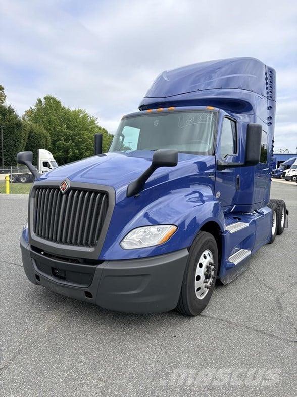 International LT Тягачі