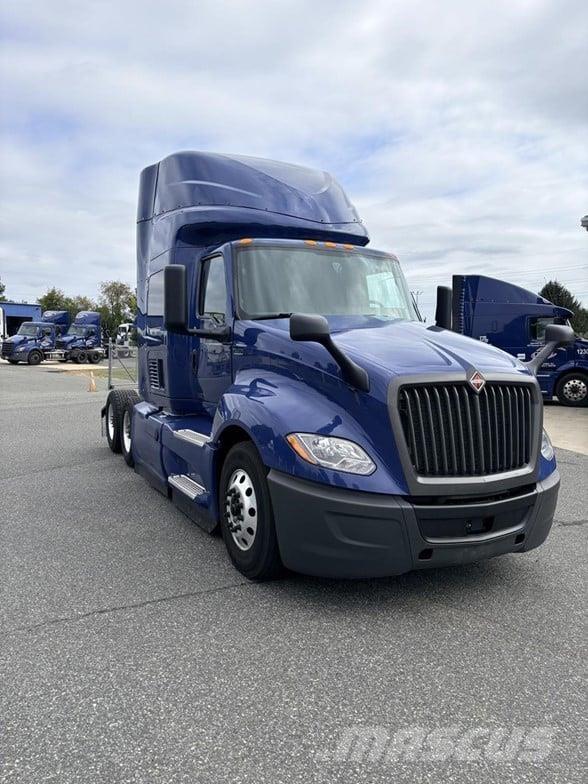 International LT Тягачі