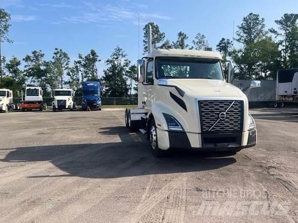 Volvo VNL64T300 Тягачі
