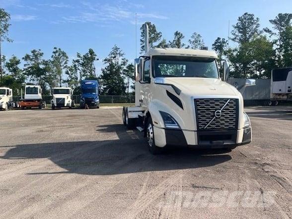 Volvo VNL64T300 Тягачі