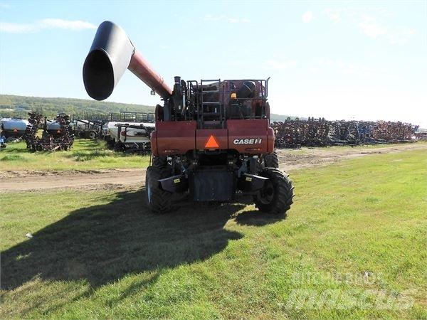 Case IH 8230 Зернозбиральні комбайни