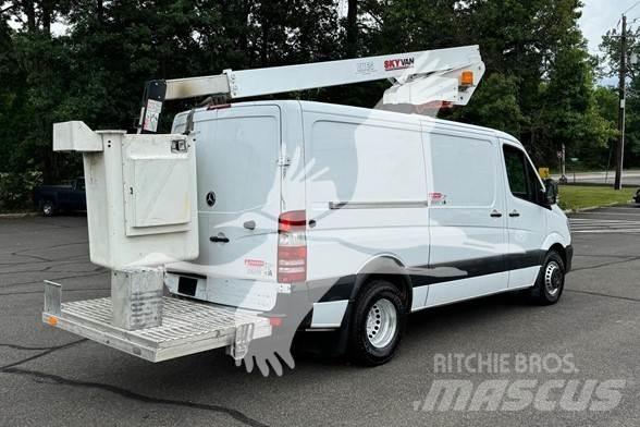 Skyvan UVN35A Автовишки на базі вантажівки
