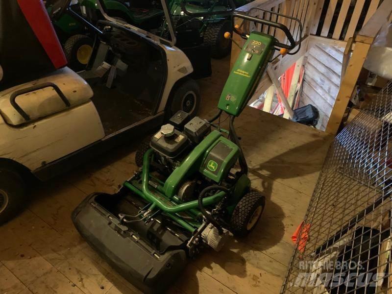 John Deere 220 Самохідні газонокосарки