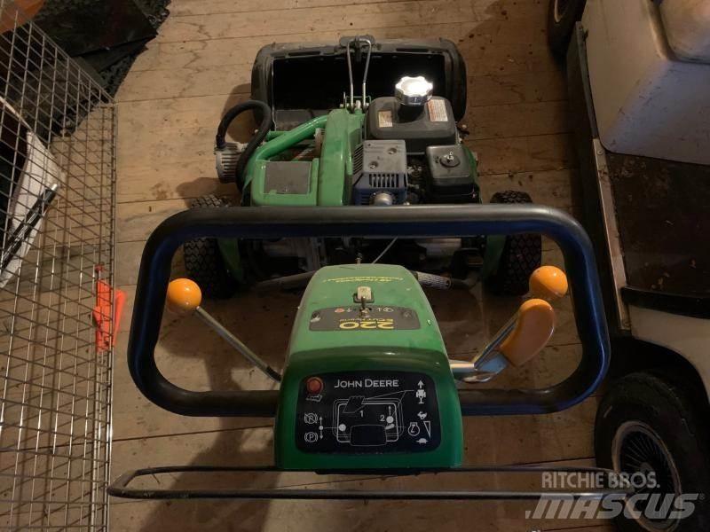 John Deere 220 Самохідні газонокосарки