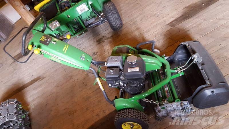 John Deere 220 Самохідні газонокосарки
