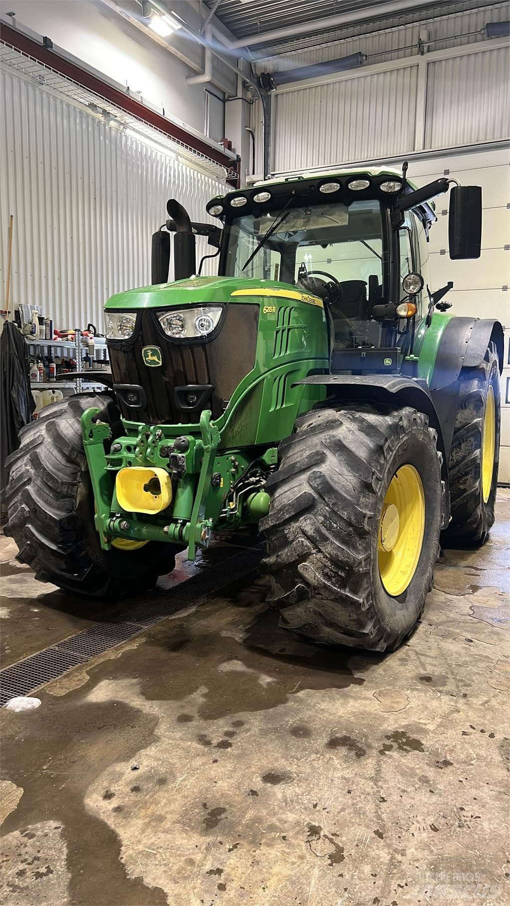 John Deere 6215R Трактори