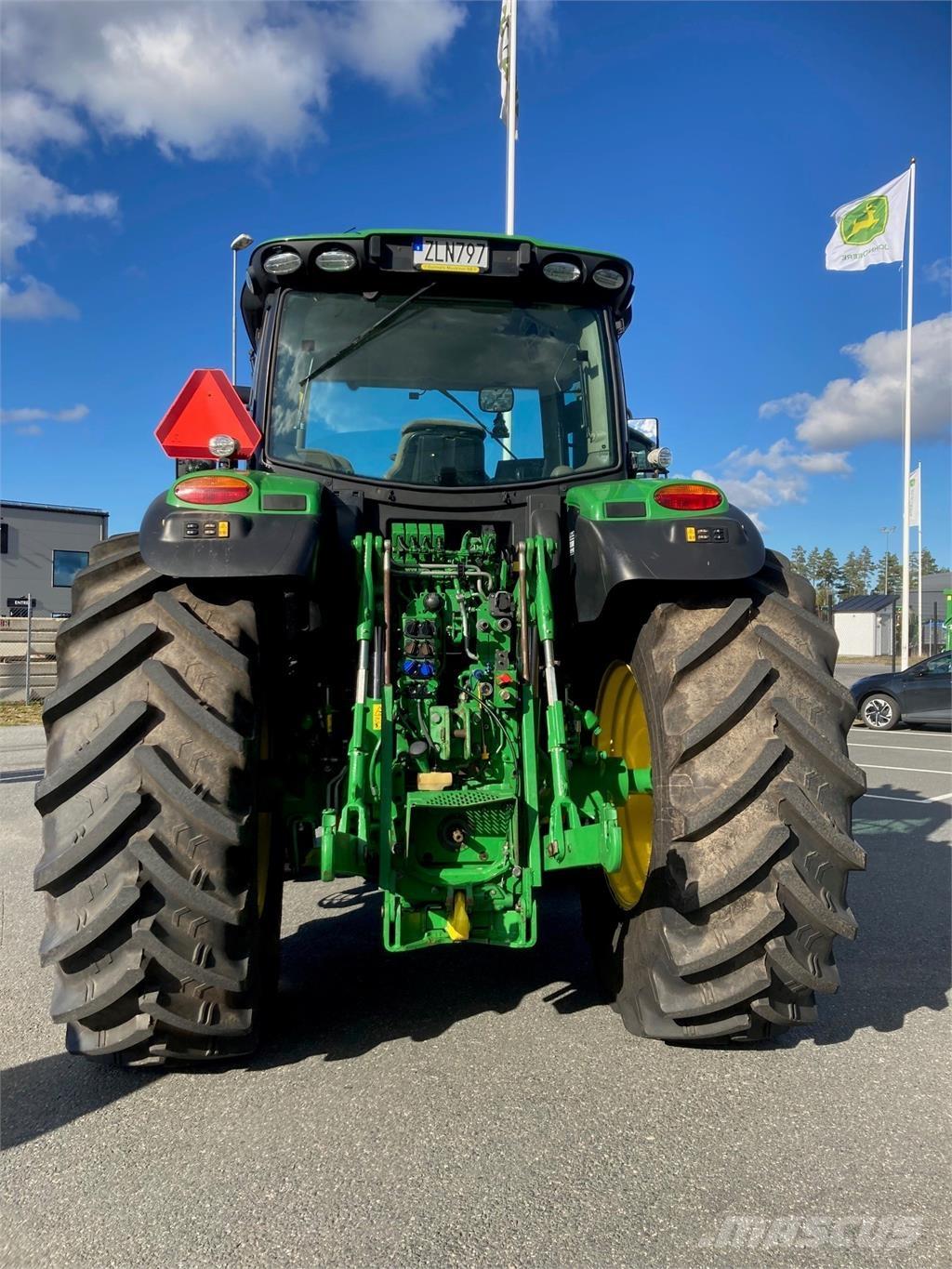 John Deere 6215R Трактори