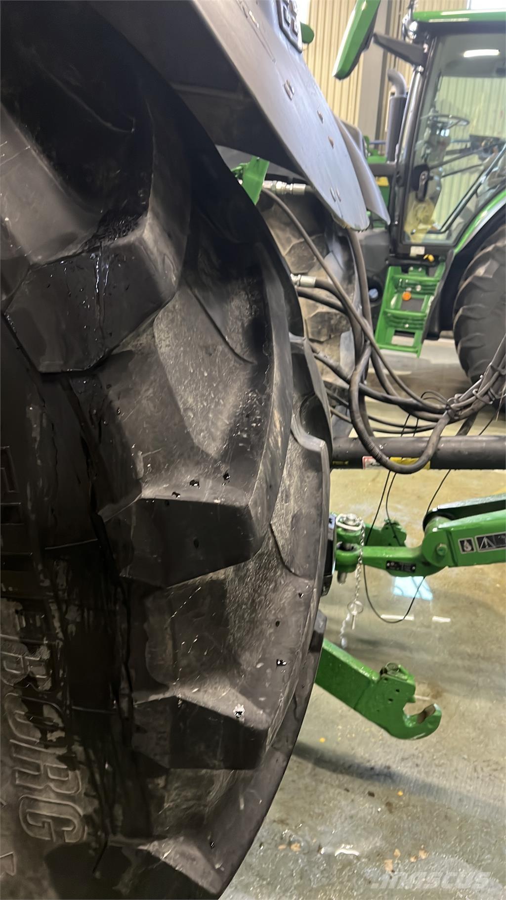 John Deere 6215R Трактори