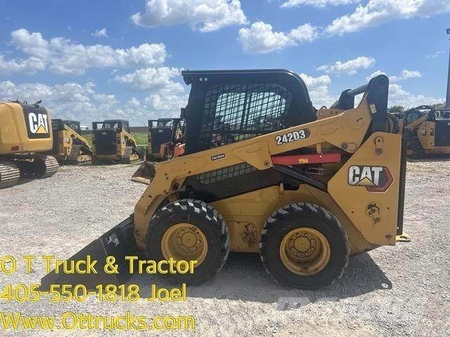 CAT 242D3 Шини