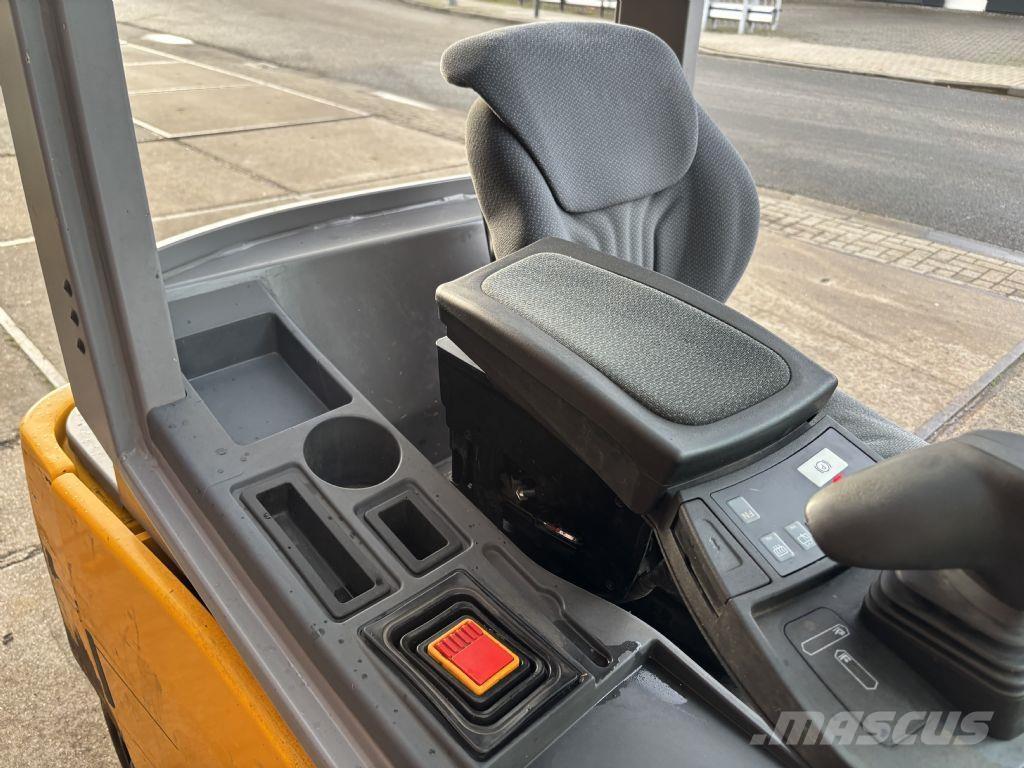 Jungheinrich EFG 320 Електронавантажувачі